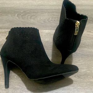 Cute faux suede cutout ankle boots!